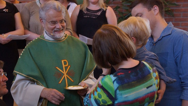 Torgils Aurdal gir nattverd. Foto: Privat