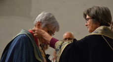 Preses Helga Byfuglien vigslet Ann-Helen Fjeldstad Jusnes til tjeneste som biskop i Sør-Hålogaland søndag 24. januar 2016. Foto: Thomas Jentoft