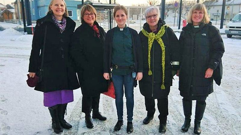 Fra venstre: domprost Elin Vangen, Inger Johanne Lindahl fra Kirkens bymisjon, fengselsdiakon Christina Ellefsen, biskop Ann-Helen Fjeldstad Jusnes og diakonirådgiver Brita Bye