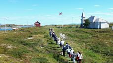 120 feststemte gudstjenestedeltaker i kapellet på Gåsvær, ei øy med bare en fastboende