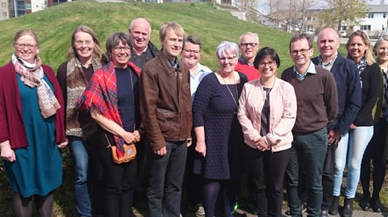 Foran fra venstere: Anna Kuoljok, diakon i Tysfjord Einar Bondevik, prest i sørsamisk område, biskop Ann-Helen Fjeldstad Jusnes, Risten Turi Aleksandersen generalsekretær i Samisk kirkeråd og Stiftsdirektør Jan-Kjell Jonassen med alle prostene i ryggen