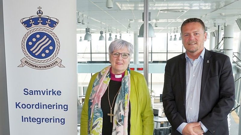 Biskop Jusnes sammen med Bent-Ove Jamtli, avdelingsdirektør HRS