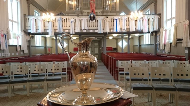Dåpskjoler stilles ut i Fauske kirke