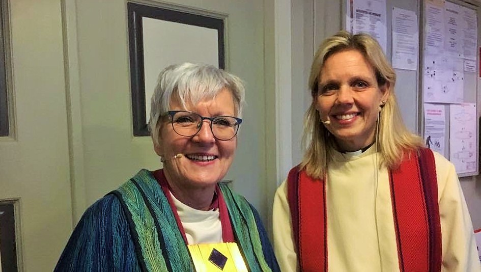 Biskop Ann-Helen Fjeldstad Jusnes og nyinnsatt prost Karianne Egeberg Gullfjell