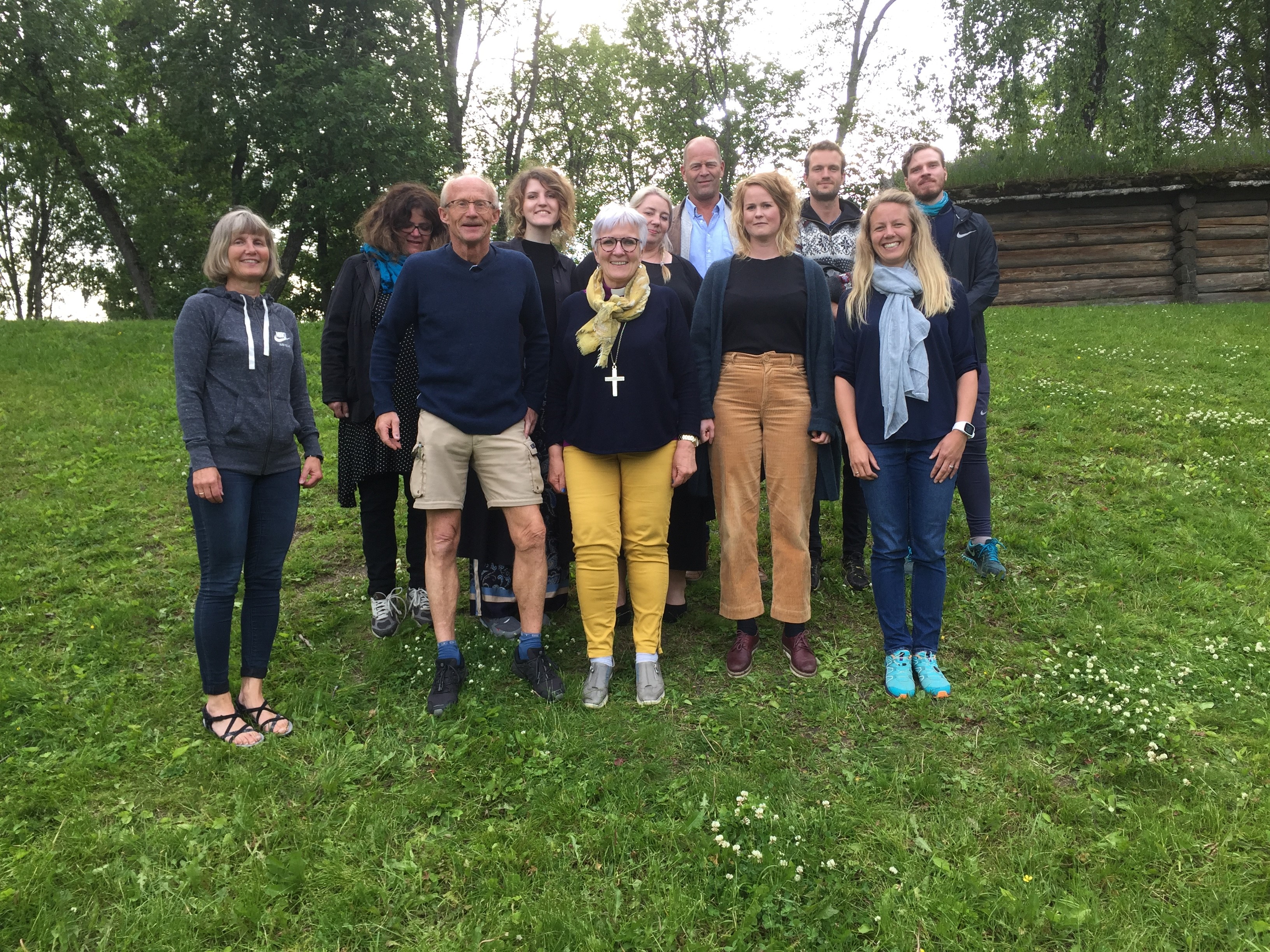 Sør-Hålogaland bispedømmes delegasjon samlet på Stiklestad. I fremste rekke står f.v. diakonirådgiver Brita Bye, seniorprest Odd J. Eidner og biskop Ann-Helen Fjeldstad Jusnes. studentene er fra v. Kjersti Bildøe Ryan, Benedicte Bjørkmo, Anette Cecilie Bjerkeli, Lloyd Tryland, Dina Willemse, Aslak Simonsen, Kristina Pettersen og Sindre Malmsten Steinkopf.I tillegg deltok Marita Elvemo Sivertsen på samlingen