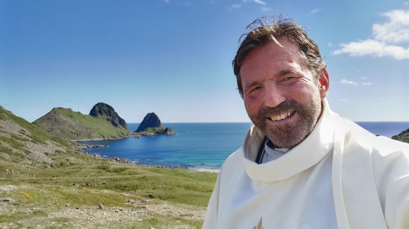 Fredrik Øverland kjenner Vesterålen godt, setter pris på naturen og liker godt det gode folkelynnet her nordpå.