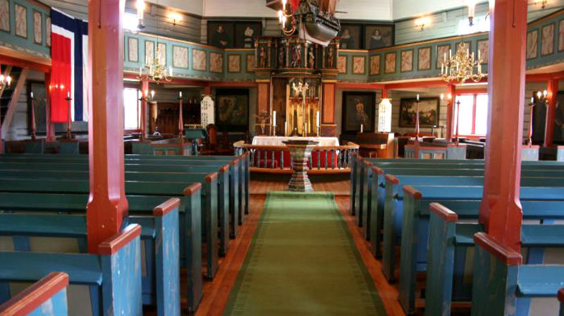 Hadsel kirke ligger i Hadsel sokn i Hadsel kommune. Den er bygget i tre og ble oppført i 1824. Kirken har åttekantplan og 500 sitteplasser. Kirken har vernestatus automatisk listeført (1650-1850). Foto: kirkesøk.no