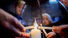 Tenning av lys i lysgloben, symbolet på en klode vi alle har ansvar for. Foto: Bo Mathisen