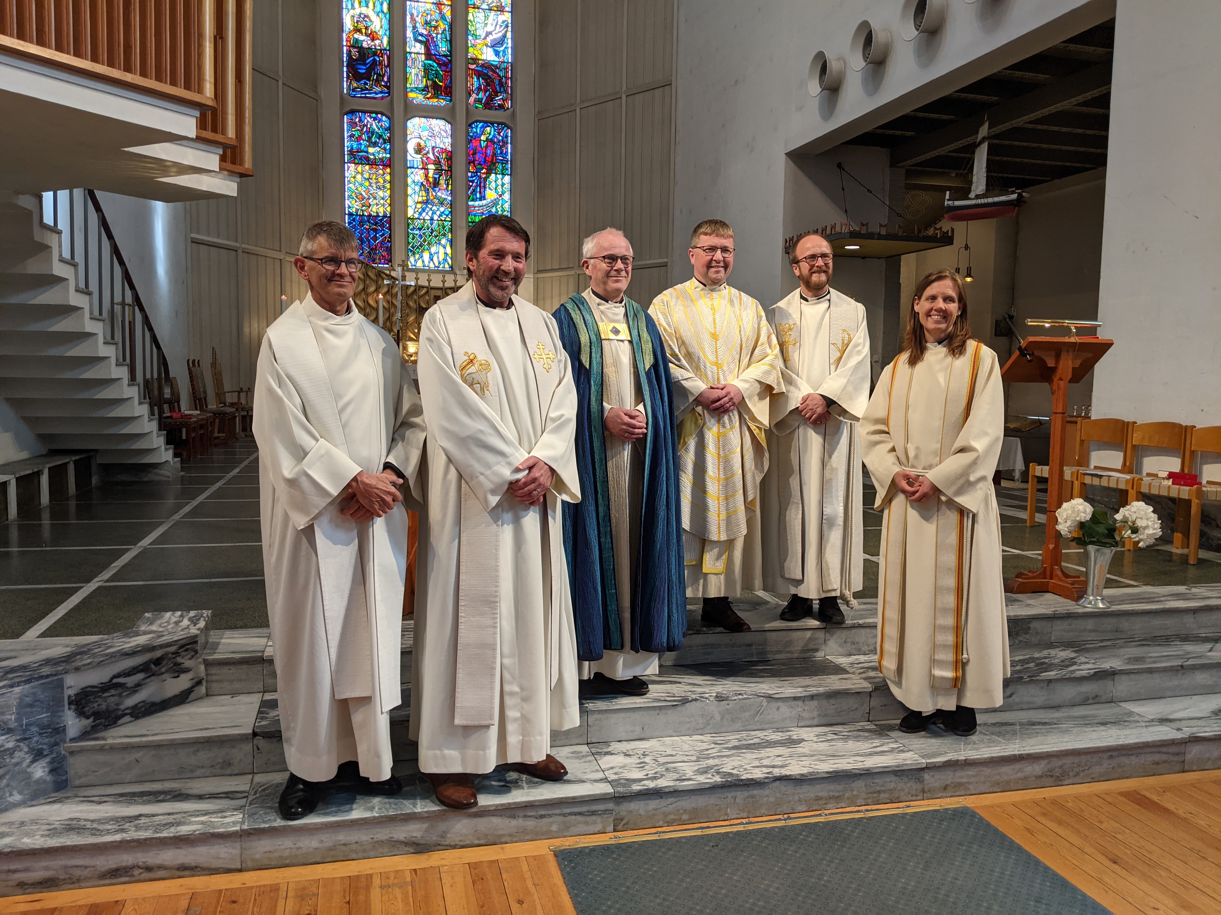 Sokneprest Kyrre Kolvik, prost i Vesterålen Fredrik Øverland, fungerende biskop Olav Rune Ertzeid, domprost Svein Valle, prost i Ofoten Jan Egil Ingebretsen og prost i Indre Helgeland Karianne Egeberg Gullfjell. Foto: Odd-Arne Ertzeid 