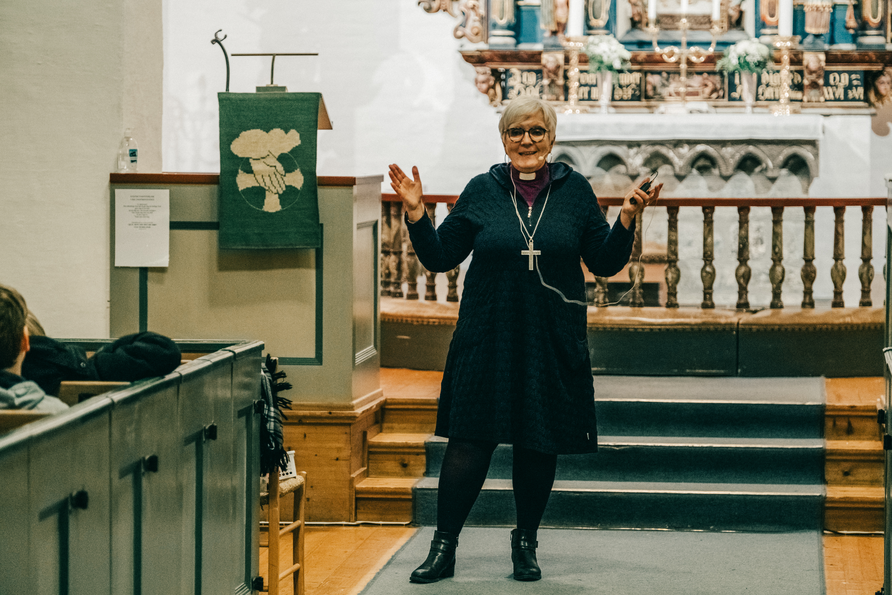 Biskop Ann-Helen Fjeldstad Jusnes snakker til engasjerte konfirmanter i Bodin kirke, november 2021. Foto: Kontrafei Media