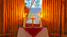 To lys er tent på alteret i kirkegammen på Drag. Foto: SHBD