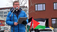 Biskop Svein holder appell under solidaritetsmarkering for Gaza i Rådhusparken i Bodø. Foto: Lisbeth T Gieselmann