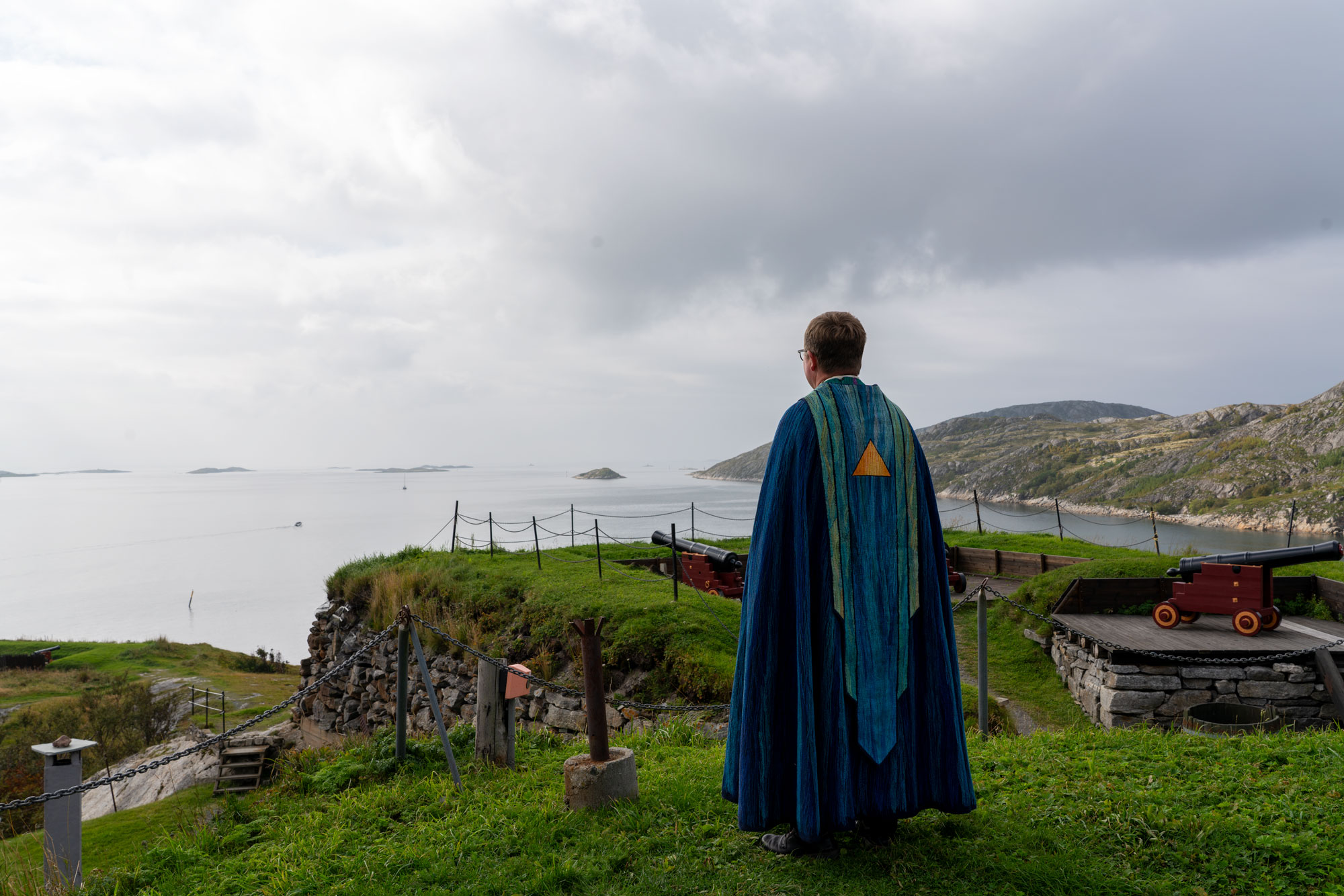 Biskop Svein Valle ser utover havet fra Nyholms Skandse i innseilinga til Bodø. Foto: Sør-Hålogaland Bispedømme