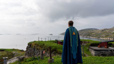 Biskop Svein Valle ser utover havet fra Nyholms Skandse i innseilinga til Bodø. Foto: Sør-Hålogaland Bispedømme