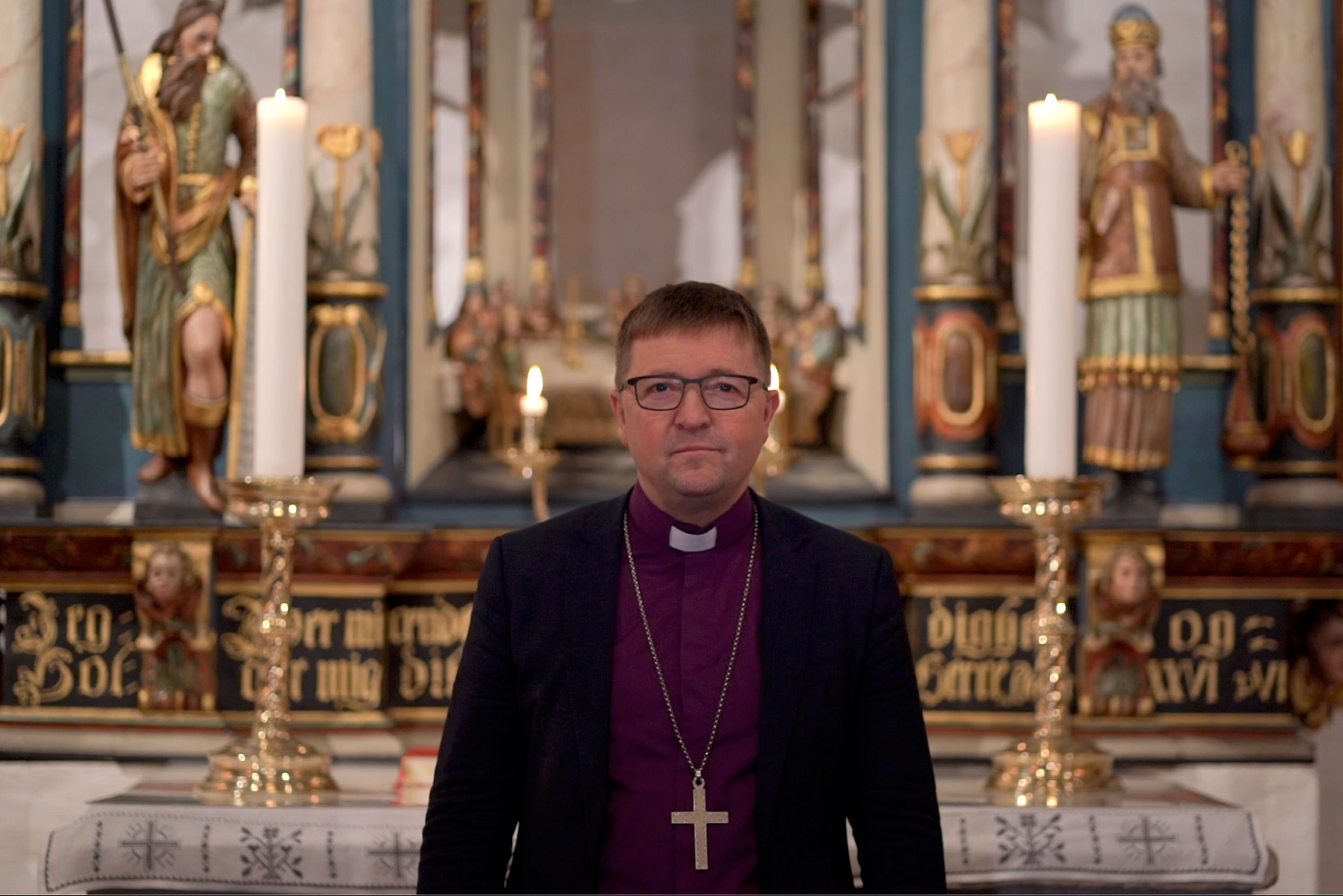 Biskop Svein foran alteret i Bodin kirke. Foto: Sør-Hålogaland bispedømme