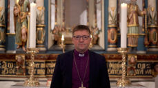 Biskop Svein foran alteret i Bodin kirke. Foto: Sør-Hålogaland bispedømme