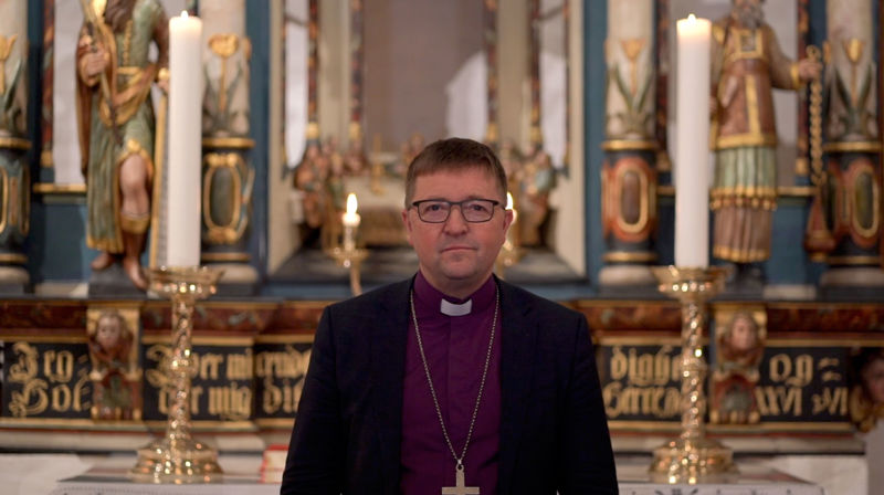 Biskop Svein foran alteret i Bodin kirke. Foto: Sør-Hålogaland bispedømme