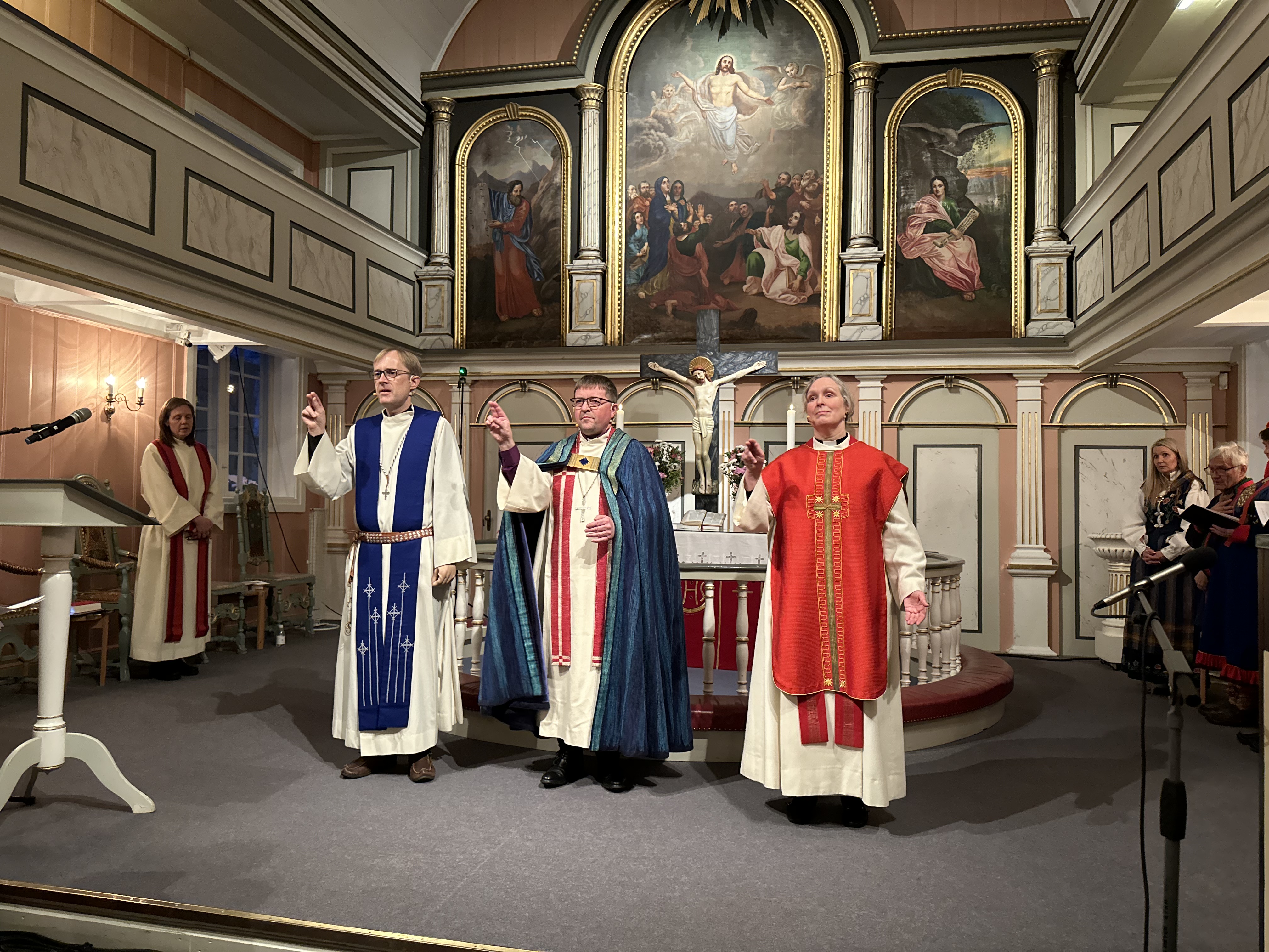 Prost i Indre Helgeland Karianne Egeberg Gullfjell, sørsamisk prest Einar Sørlid Bondevik, biskop Svein Valle og sokneprest Hanne Kristin Bondevik Sørlid i Mo kirke.