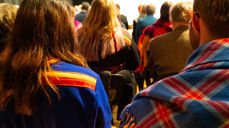 Kofter og sjal, bakfra, under gudstjeneste i Litteratursalen i Stormen bibliotek 6. februar 2024. Foto: Den norske kirke