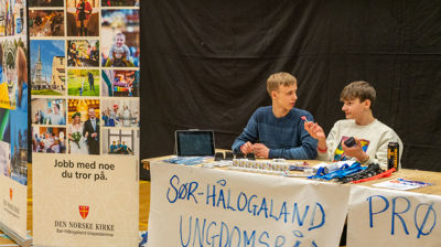 Representanter fra Sør-Hålogaland bispedømmes ungdomsråd har stand under Bynatt i Bodø. Foto: Sør-Hålogaland bispedømme