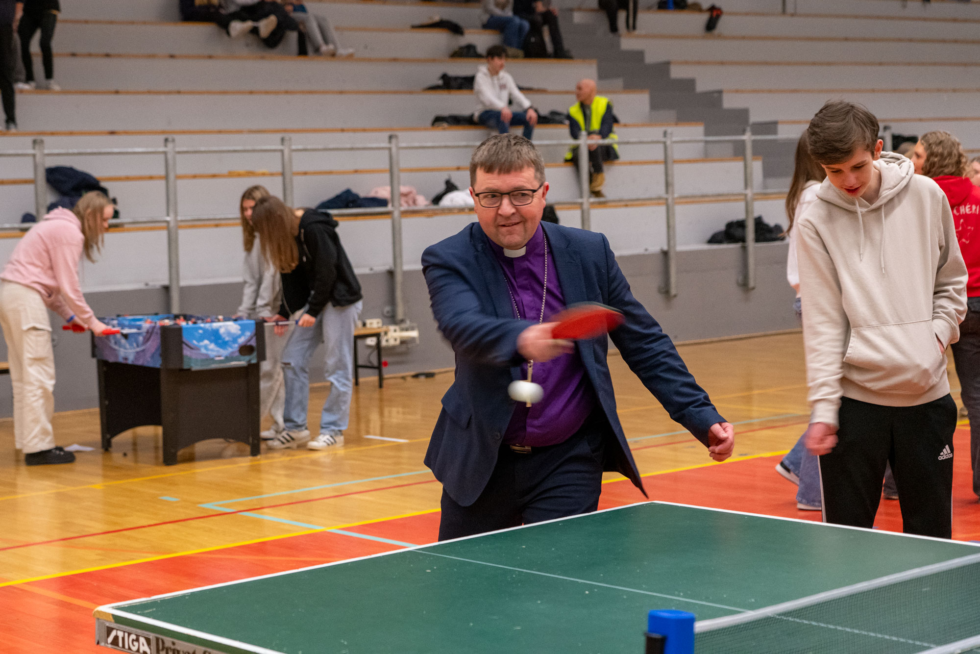 Biskop Svein slår et slag bordtennis under Bynatt i Bodø i 2024. Foto: Sør-Hålogaland bispedømme