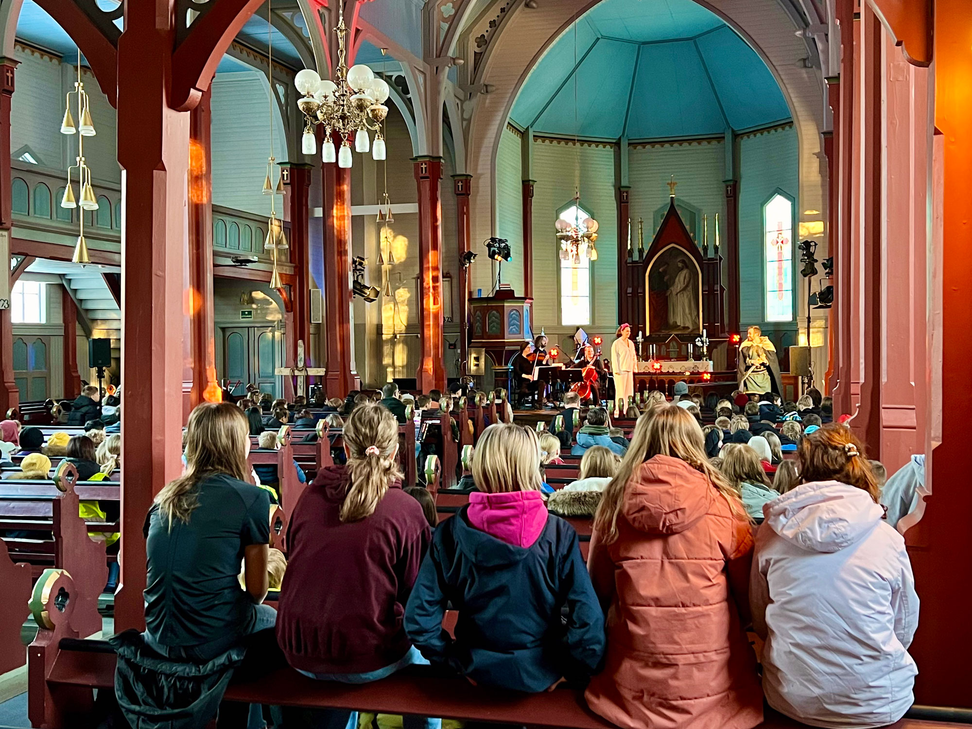 Fra skolesekkforestillingen Helt Konge i Sortland kirke. Foto: Sør-Hålogaland bispedømme