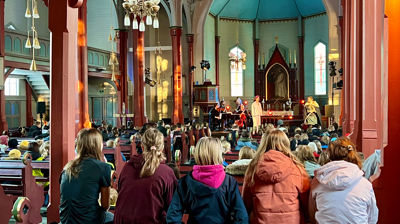 Fra skolesekkforestillingen Helt Konge i Sortland kirke. Foto: Sør-Hålogaland bispedømme