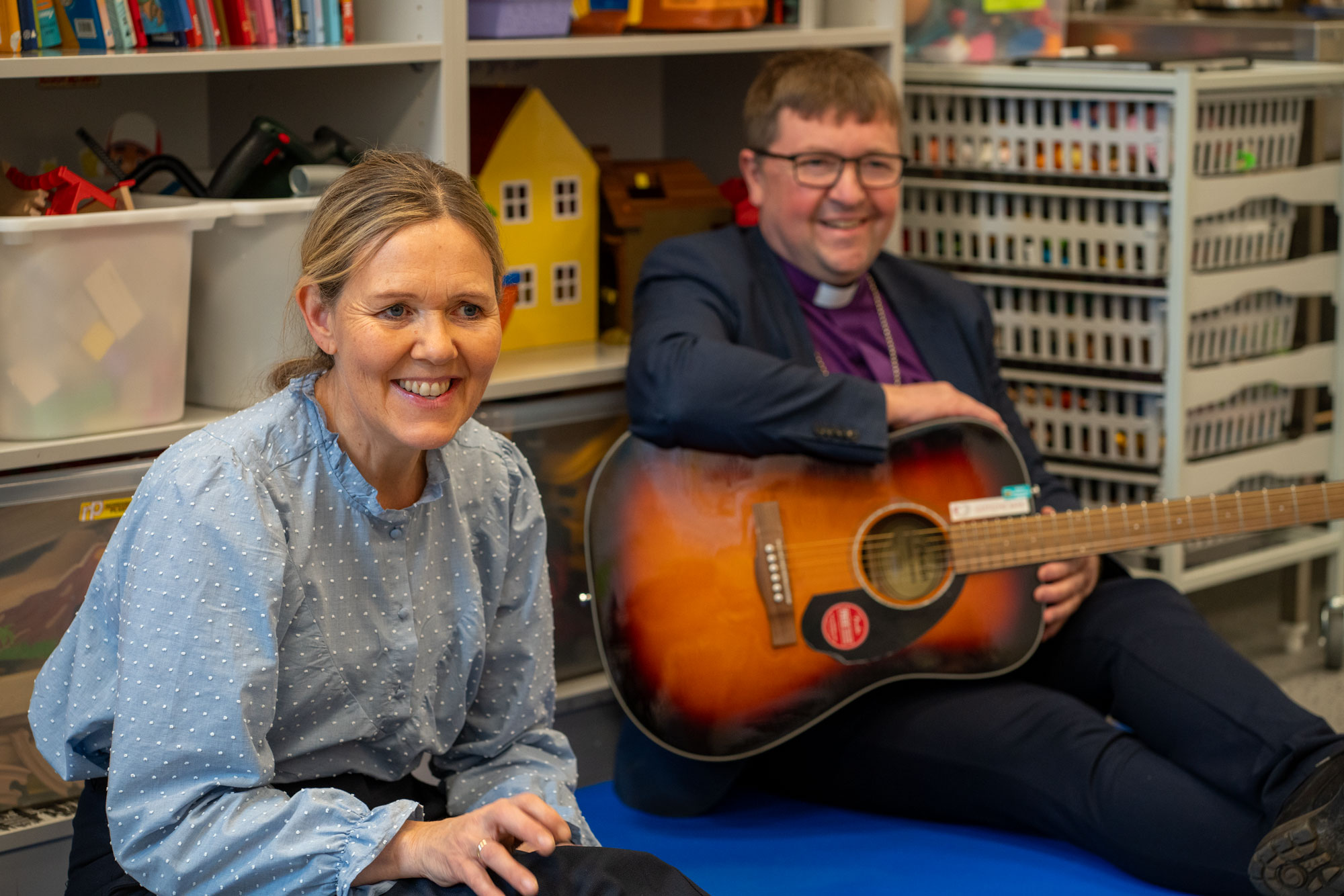 Sangstund hos barneavdelingen ved sykehusprest Elin Marie Irgens og biskop Svein Valle. Foto: Sør-Hålogaland bispedømme