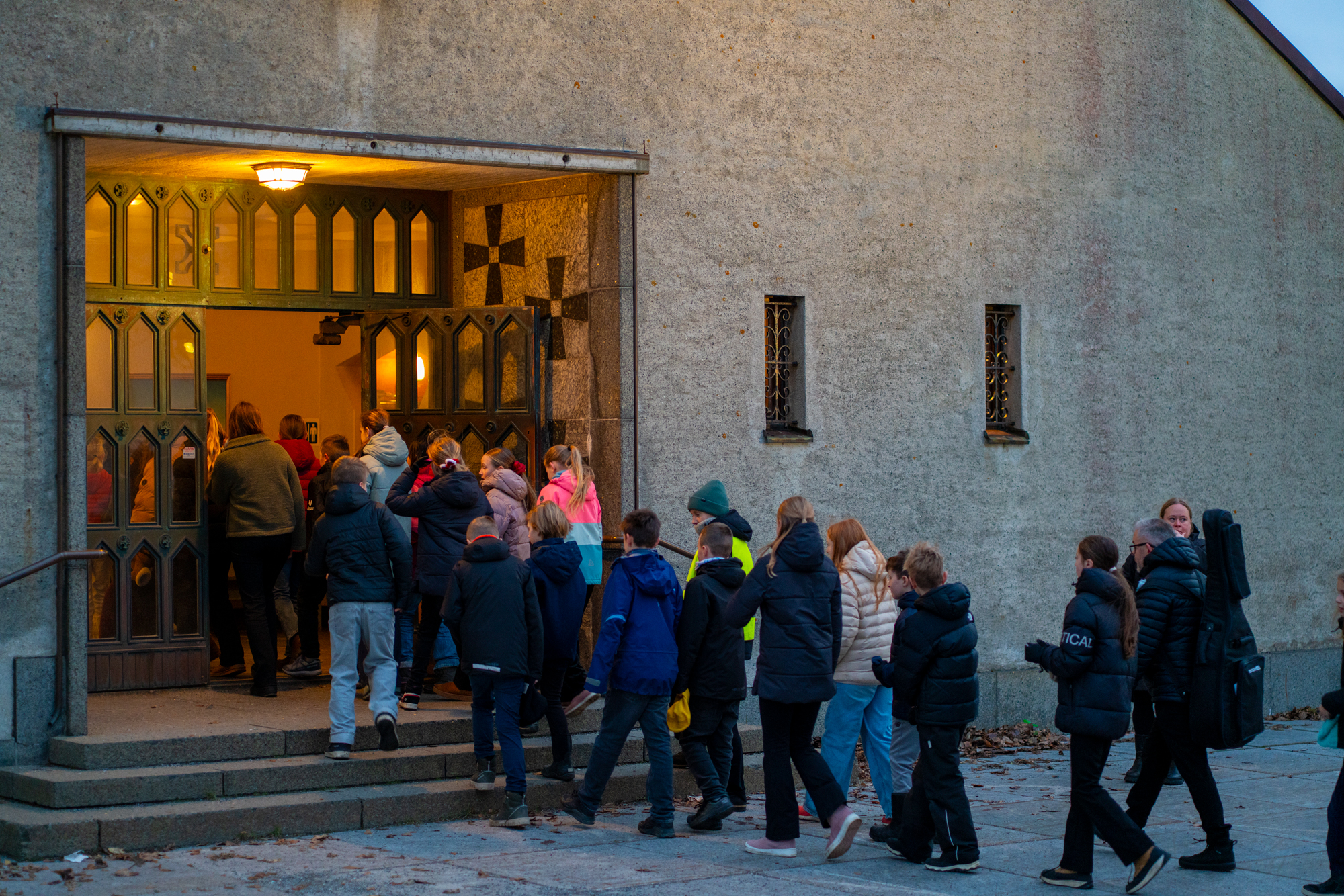 Ungdommer på vei inn i Bodø domkirke. Foto: Sør-Hålogaland bispedømme
