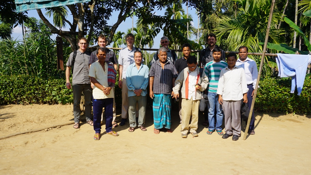 Besøk i Khasi-landsby sammen med lokale representanter for Normisjon. Landsbysjefen står i midten, han var også diakon i menigheten som fikk støtte fra Normisjon.