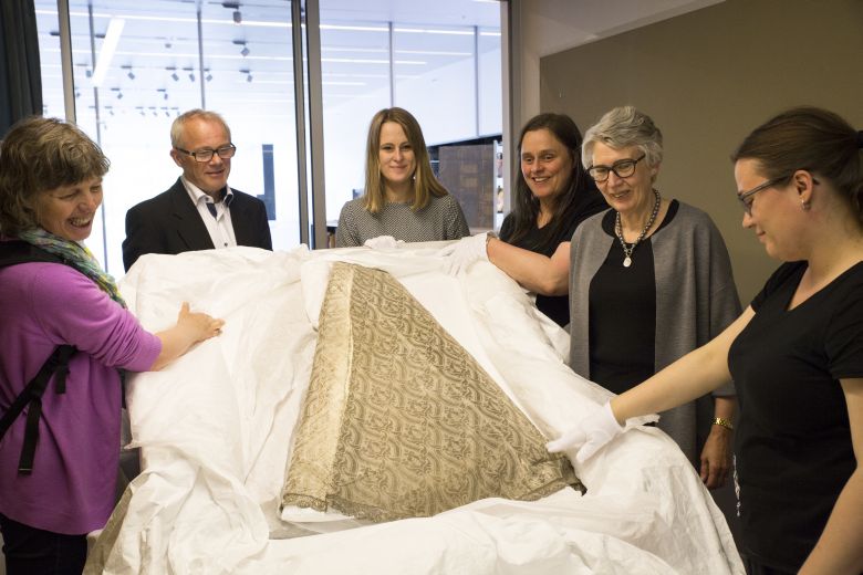 Bispekåpen overleveres til Petter Dass-museet 16. juni 2017 Foto: Therese Jægtvik