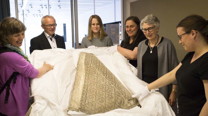 Bispekåpen overleveres til Petter Dass-museet 16. juni 2017 Foto: Therese Jægtvik