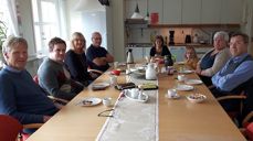 Ole Christian Erikstad, nummer to fra venstre, feirer sammen med de ansatte som var tilstede fredag 1.september