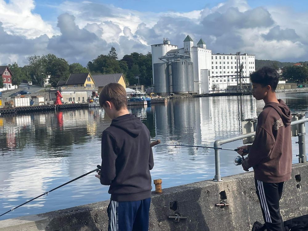 Konfirmantene hadde fiskelykke fra kaien på Tau.