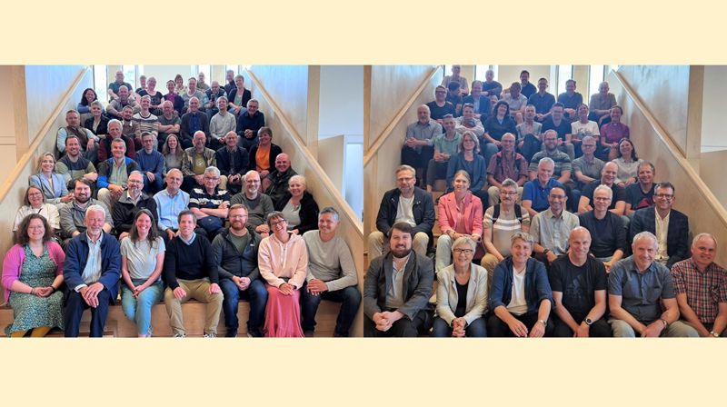 Alle prestene samlet i samme trapp med en ukes mellomrom.