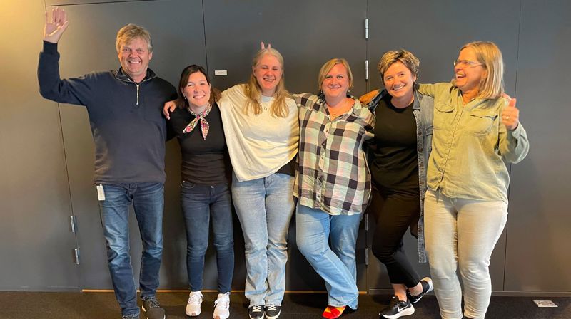 TI PROSENT AV DIAKONILAGET: Diakonirådgiver Asbjørn Finnbakk sammen med (f.v.) Katrine Immerstein Gilje, Line B. Johnsen, Siri Jorunn Johannessen, Oddbjørg H. Øygarden og Lisbeth Skilhagen Haaheim, som alle arbeider spesielt med ungdomsdiakoni.