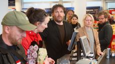 I "Åpenbaringen" møter vi mennesker som på ett eller annet vis har fått et kall om å utføre et hellig offer – og et menneske som vender Gud ryggen. Foto: Rogaland Teater