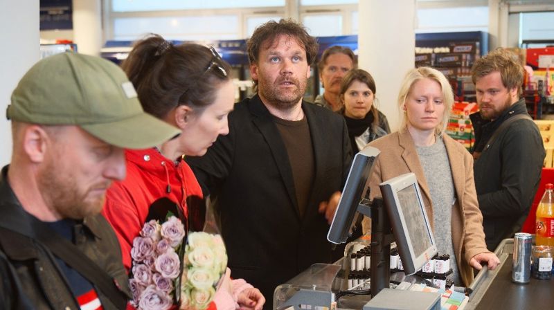 I "Åpenbaringen" møter vi mennesker som på ett eller annet vis har fått et kall om å utføre et hellig offer – og et menneske som vender Gud ryggen. Foto: Rogaland Teater