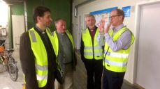 - Møtene med næringslivet i bygda har vært inspirerende, synes biskopen. Her fra besøket på NorDan, f.v. sokneprest Knut Svenning, prost Kåre Mjølhus, biskop Erling J. Pettersen og markedsdirektør Johannes Rasmussen.