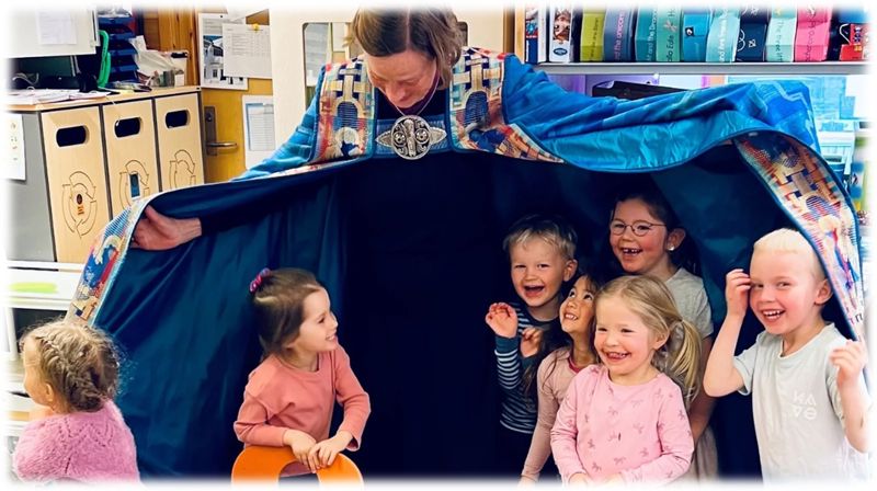 Bildet fra biskopens barnehagebesøk under visitasen på Utsira pryder forsiden av årsfortellingen.