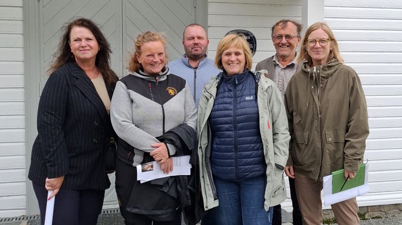 F.v.: Turid Tjessem fra biskopens kontor, Karin Axelsen fra Riksantikvaren, konsulent Rune Ramslien, Margreta Vik Stokke fra biskopen, kirkeverge Terje Sindland og Hege Sejnæs Eilertsen fra Riksantikvaren.