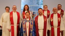 Fra venstre: Tone Middelthon, Lars Sigurd Tjelle (prost i Jæren prosti), Mona Dysjeland Gjesing (representant fra VID), Anne Lise Ådnøy, Kristian Tjemsland, Arne Lauvhjell (ordinandens morbror), Kjell Børge Tjemsland (ordinandens far og tidligere prost i Jæren) og Leif Inge Norland Brekke (sokneprest i Ålgård.) Foto: Astrid Tangedal Madland