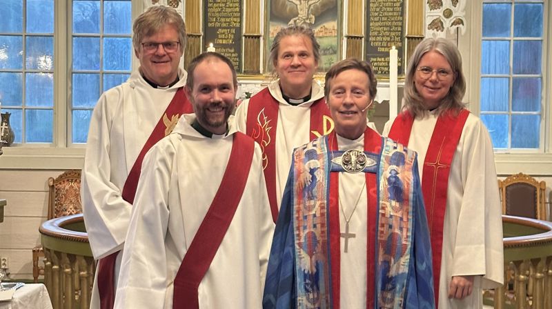 F.v.: Rådgiver for diakoni og inkludering Asbjørn Finnbakk, diakon Ronny Myksvoll, sokneprest Per Børge Hillestad, biskop Anne Lise Ådnøy og prost Ingun Stokstad Barane. Foto: Ivar Barane