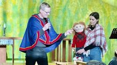 Gaute Brekken og Klara Marie Borud sammen med dukken Lisa.