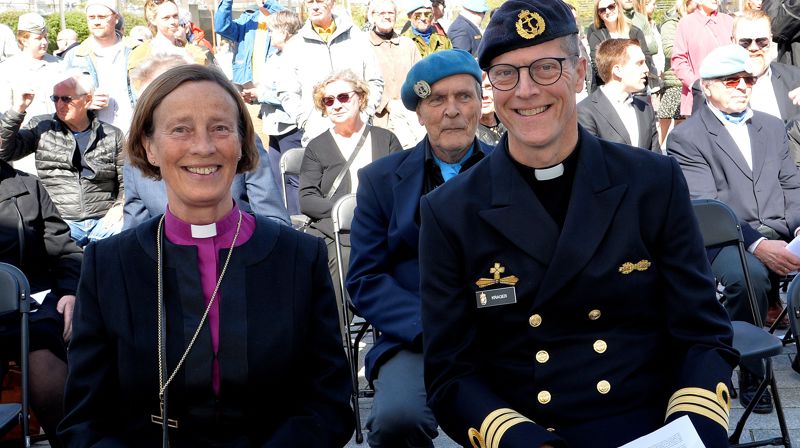 Biskop Anne Lise Ådnøy og prost Tom Krager deltok sammen på veterandagen i Sandnes i 2022. Foto: André Meling