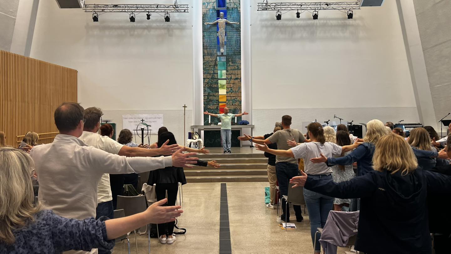 Ungdomspastor i Ålgård menighet, Joar Nåden Idsø, ledet forsamlingen i full fart gjennom Bibelen med bevegelser fra Bibelsporet.