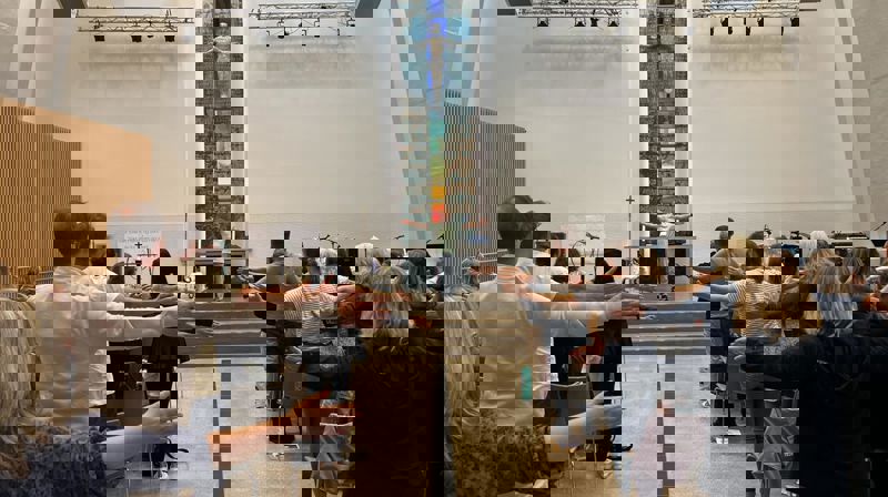 Ungdomspastor i Ålgård menighet, Joar Nåden Idsø, ledet forsamlingen i full fart gjennom Bibelen med bevegelser fra Bibelsporet.