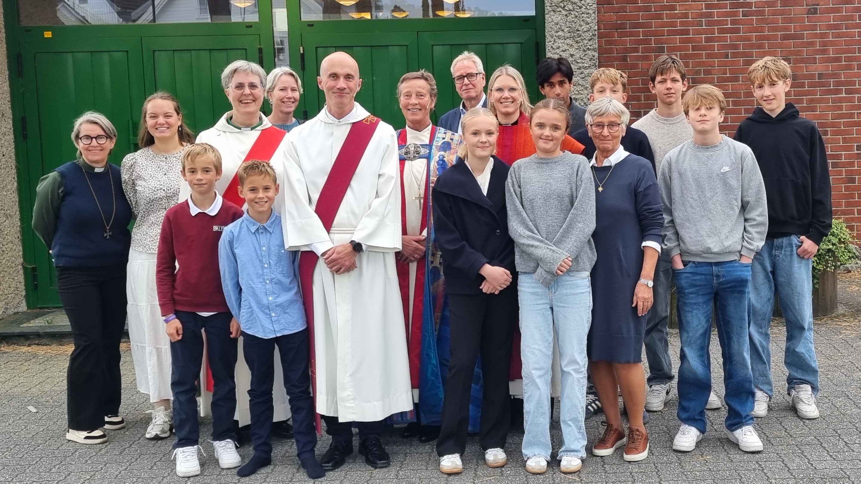 Mange var med å bidra i gudstjenesten, her er både kateket Geir, forbedere, konfirmanter, prest, biskop og andre medvirkende.