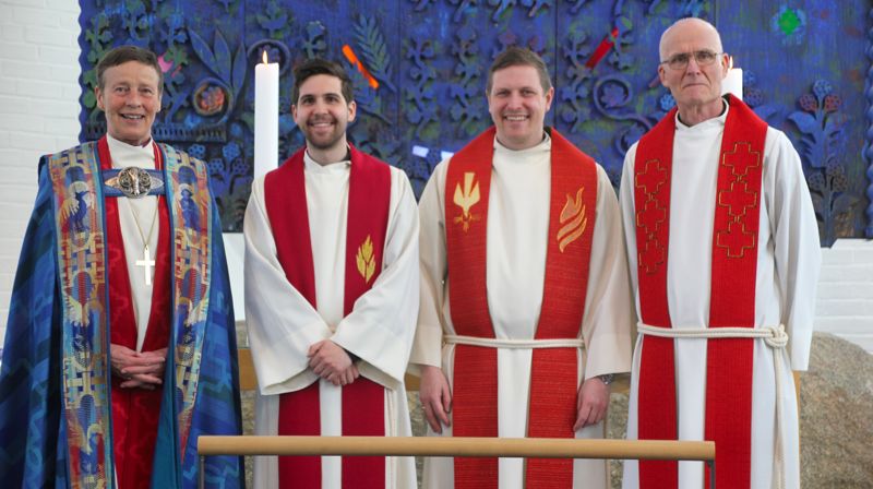 Fra venstre: biskop Anne Lise Ådnøy, Helge Bjørgaas Helle, sokneprest Vidar Søyland Pettersen, professor emeritus VID Hans Austnaberg. Foto: Tor Syvert Aass.