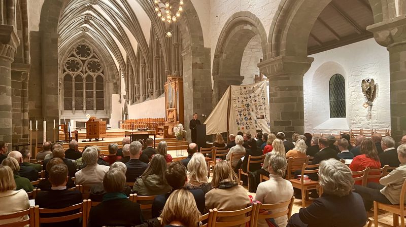 Jubileumsbåten var på plass i Domkirken, med de aller fleste menighetene representert på seilet.